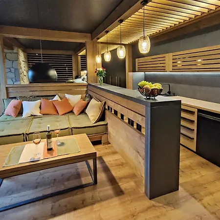 Mary Lou, Ovruc Aparthotel